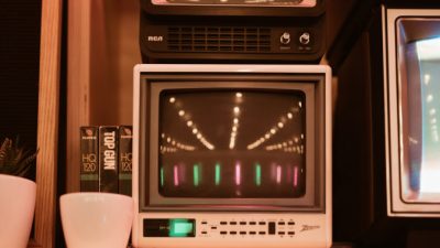 Мужчина купил старый телевизор и обнаружил в нём кассету со съёмкой 25-летней давности. Он сразу же занялся поисками владельцев!