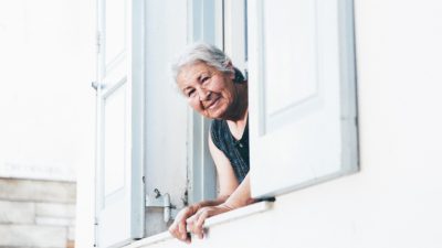 Потеря слуха негативно влияет на пожилых людей