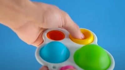 Роспотребнадзор проверит влияние на детей антистрессовых игрушек симпл-димплов и поп-итов
