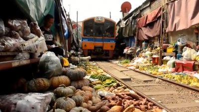 Рынок на железнодорожных путях — интересная и необычная достопримечательность Таиланда