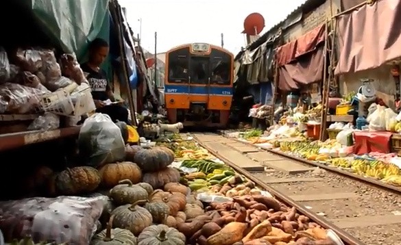 Рынок называется Maeklong Railway Market, так как рядом находится железнодорожная станция Маеклонг.  Скриншот с youtube.com | Epoch Times Россия