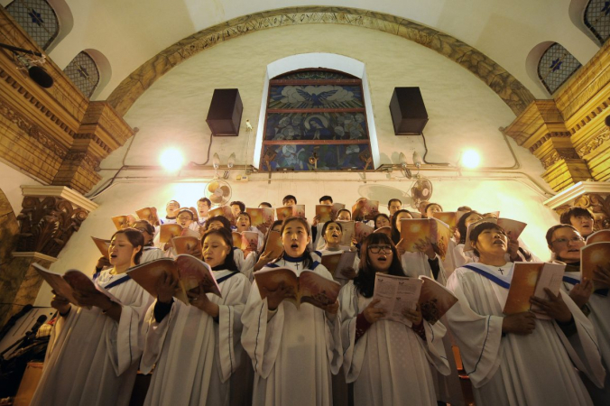 25 декабря 2012 года, в утверждённой государством католической церкви в Пекине,
китайские верующие поют гимны во время мессы в канун Рождества (Wang Zhao/AFP/Getty
Images) | Epoch Times Россия