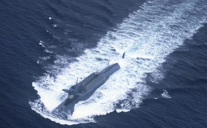Подводная лодка с ядерными ракетами, обнаруженная в Северном море и принадлежащая Китайской народно-освободительной армии, готовится к погружению в море. (AFP/AFP/Getty Images) | Epoch Times Россия