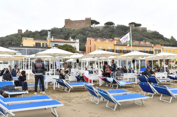 Люди отдыхают на пляже в воскресенье, когда ограничения COVID-19 ослабевают по всей стране, в Кастильоне-делла-Пескайя, Италия, 2 мая 2021 года. Jennifer Lorenzini/Reuters | Epoch Times Россия
