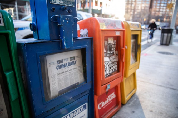 Автомат с газетой China Daily среди других бесплатных ежедневных газет в Нью-Йорке 20 января 2021 года. (Chung I Ho/The Epoch Times) | Epoch Times Россия