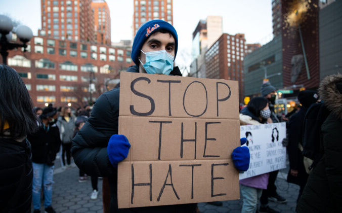 Люди собрались почтить память о жертвах преступлений на почве ненависти к азиатам на Юнион-сквер в Нью-Йорке 19 марта 2021 г. (Chung I Ho/The Epoch Times) | Epoch Times Россия