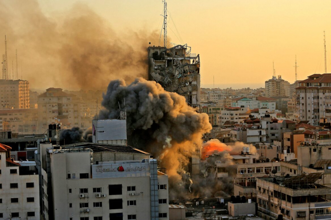 Израиль подтвердил, что снаряд попал в здание башни. QUSAY DAWUD / AFP через Getty Images | Epoch Times Россия