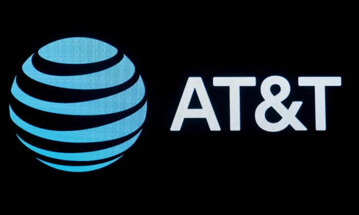 Логотип компании AT&T отображается на экране на полу на Нью-Йоркской фондовой бирже (NYSE) в Нью-Йорке, 18 сентября 2019 года. (Brendan McDermid/Reuters)o | Epoch Times Россия