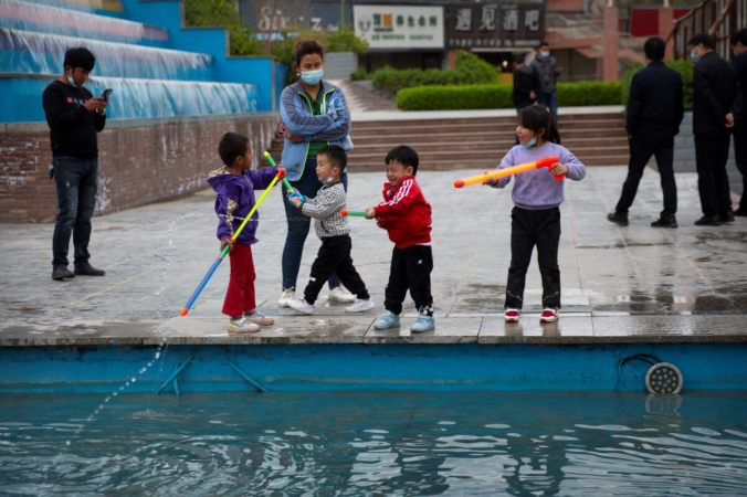 Дети играют на площади в Аксу, Синьцзян-Уйгурский автономный район, Китай, 20 апреля 2021 г. (Марк Шифельбейн/ AP Photo) | Epoch Times Россия