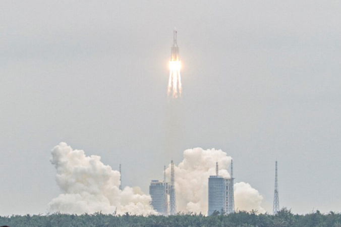 29 апреля 2021 года ракета-носитель LongMarch-5B запущена в космическое пространство из Веньчана на юге Китая. Photo by STR/AFP via Getty Images. | Epoch Times Россия