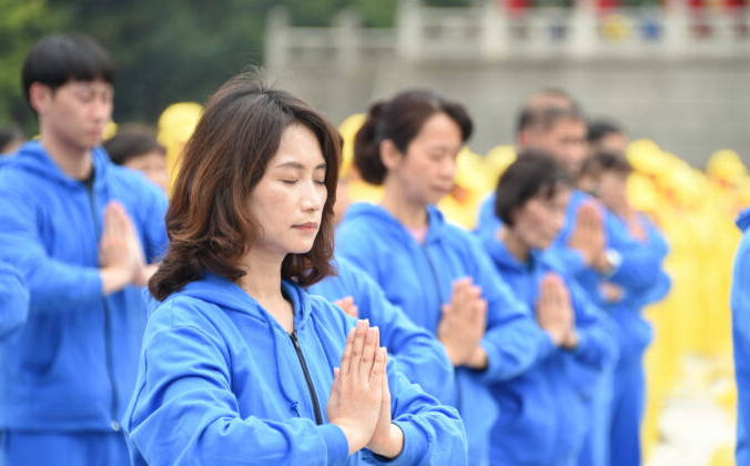 Последователи Фалуньгун выполняют упражнения на мероприятии, посвящённом Всемирному дню Фалунь Дафа в Тайбэе, Тайвань, 1 мая 2021 года.  (Sun Hsiang-yi/The Epoch Times) | Epoch Times Россия