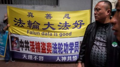 Последователи Фалуньгун Гонконга требуют извинений за пропекинскую пропаганду