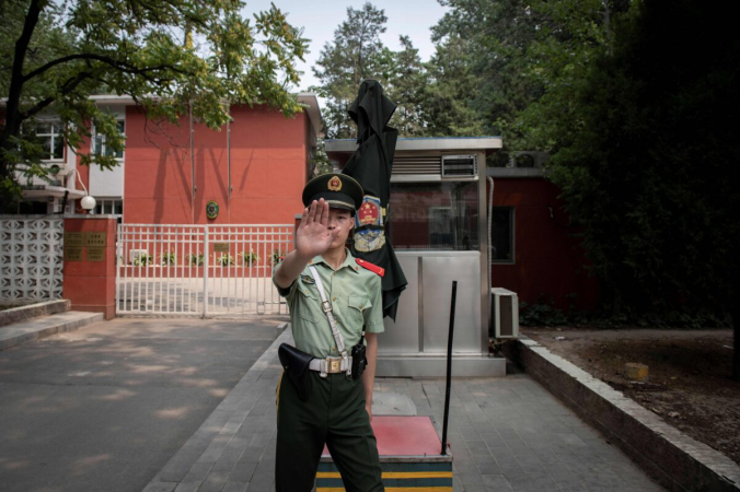 Офицер военизированной полиции дежурит у Бельгийского посольства в Пекине, 19 июня 2018 года. (Фото:  NICOLAS ASFOURI /AFP via Getty Images) | Epoch Times Россия