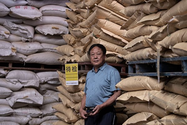 Китайский предприниматель Сунь Дау на складе продуктов питания для животных компании Dawu Group. Ноэль Селис / AFP через Getty Images | Epoch Times Россия