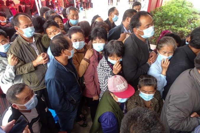 Люди ждут, чтобы получить вакцину против COVID-19, в уезде Линьцюань, город Фуян, в восточной китайской провинции Аньхой 13 мая 2021 года. AFP via Getty Images | Epoch Times Россия