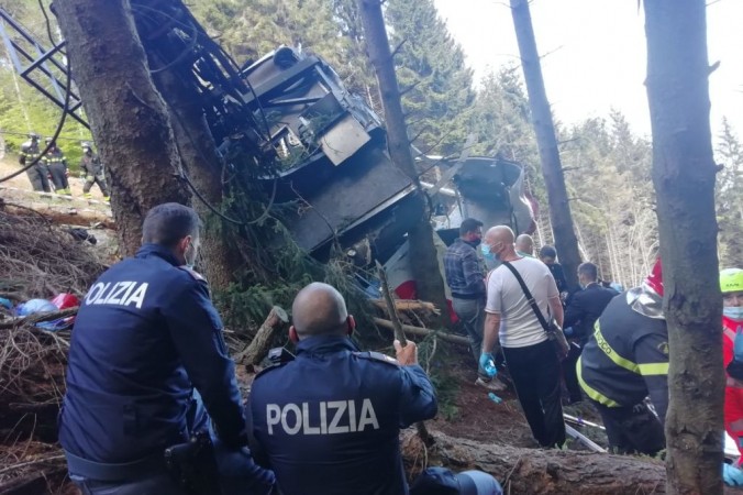 Сотрудники служб около кабинки канатной дороги, упавшей с линии Стреза-Альпий-Моттароне 23 мая 2021 года в Стрезе, Италия. Italian State Police via Getty Images | Epoch Times Россия