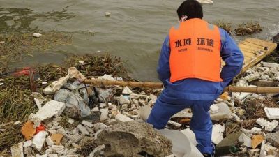 Водохранилище Шанхая покрыто 100-тонным слоем мусора