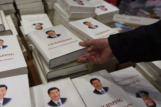 Книги лидера Китая Си Цзиньпина в медиа-центре на саммите Азиатско-Тихоокеанского экономического сотрудничества (АТЭС) на высшем уровне в Пекине 5 ноября 2014 г. Фото: Greg Baker/AFP/Getty Images | Epoch Times Россия
