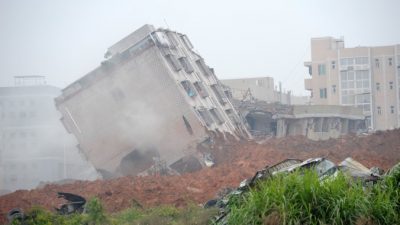 В Шэньчжэне оползень поглотил промышленный парк. Рухнули 22 многоэтажки (видео)