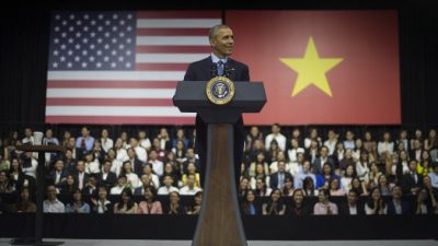 Китайцы не поверили, что Обама ел дешёвую лапшу в обычном вьетнамском ресторане