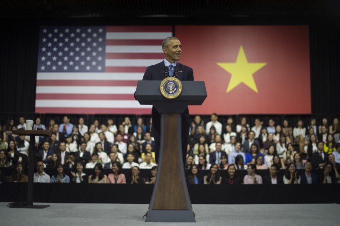 Президент США Барак Обама выступает в Хошимине 25 марта 2016 г. Китайские пользователи выразили сомнение в подлинности фото, где Обама ужинал с шеф-поваром Бурденом в простом вьетнамском ресторане. Фото: Jim Watson/AFP/Getty Images | Epoch Times Россия