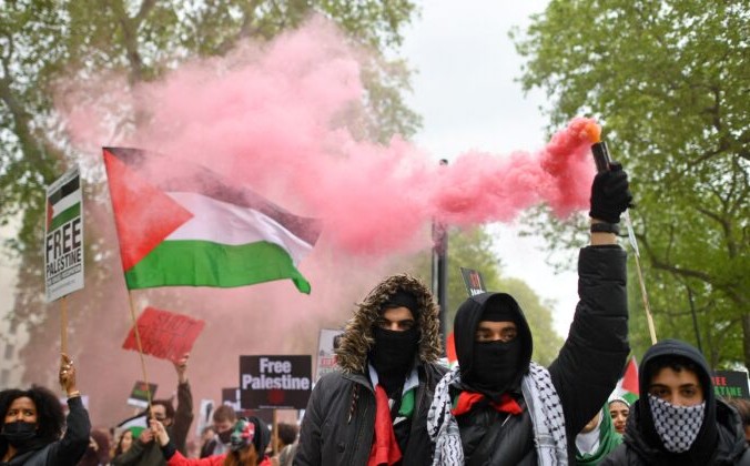 Пропалестинские демонстранты держат плакаты на марше в центре Лондона 22 мая 2021 г. Justin Tallis/AFP via Getty Images | Epoch Times Россия