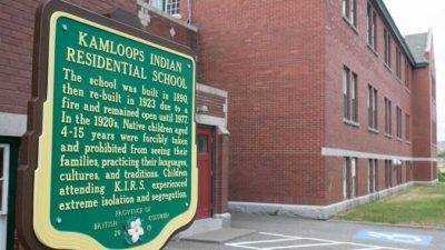Останки 215 детей нашли на месте бывшей школы индейцев в Канаде