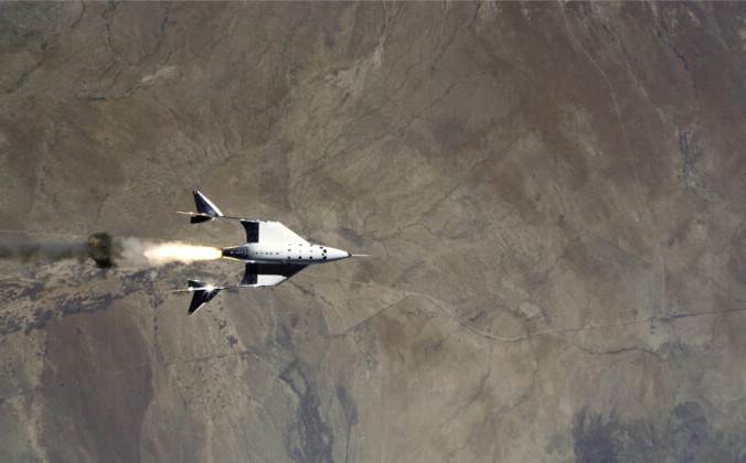 Выпуск VSS Unity из VMS Eve и зажигание ракетного двигателя над космодромом Америка, Нью-Мексико, 22 мая 2021 г. (Virgin Galactic via AP) | Epoch Times Россия