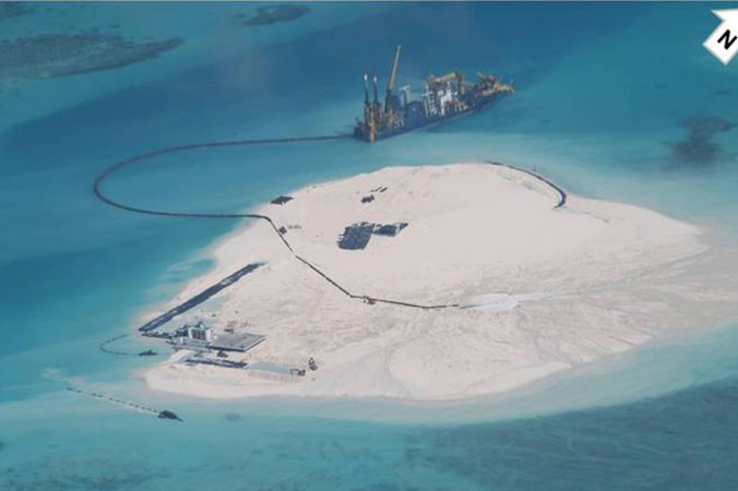 Китайский земснаряд намывает песок для увеличения искусственного острова в спорном районе островов Спратли в Южно-Китайском море. Фото: МИД Филиппин | Epoch Times Россия