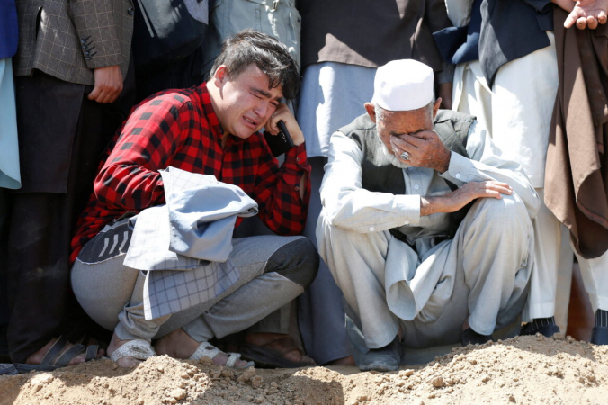 Родственники оплакивают жертв взрыва во время массовых похорон в Кабуле. Афганистан, 9 мая 2021 года. Stringer/<a href=