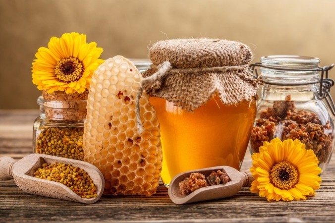 Мед содержит более 181 вещества, способствующего укреплению здоровья, и превращает здоровую жизнеспособность растений в бодрящую пищу, идеально подходящую для людей. (Grafvision / Shutterstock) | Epoch Times Россия