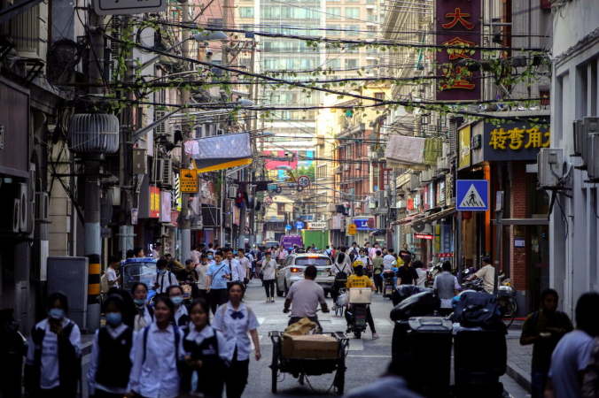 Люди идут по улице в Шанхае, Китай, 10 мая 2021 г. (Aly Song / Reuters) | Epoch Times Россия
