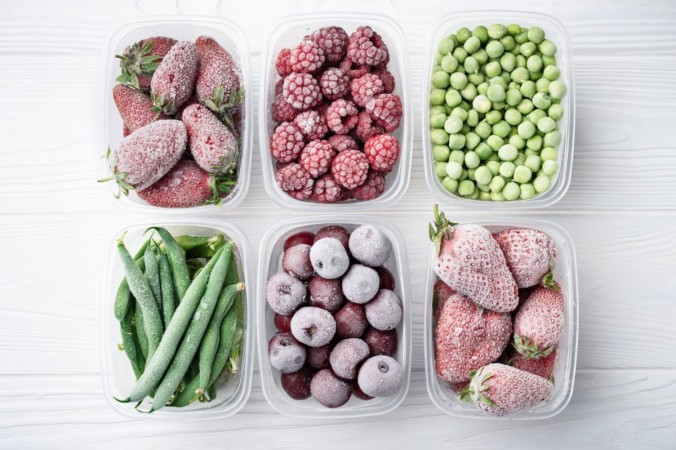 Замороженные фрукты и овощи собираются и замораживаются в сезон, что может стоить меньше, чем покупка несезонных продуктов. (SerPhoto / Shutterstock) | Epoch Times Россия