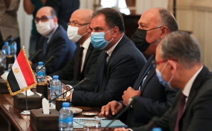 Министр иностранных дел Египта Самех Шукри на встрече с министром иностранных дел Израиля Габи Ашкенази (нет на фото) во дворце Тахрир в Каире, Египет, 30 мая 2021 г. Mohamed Abd El Ghany / Reuters | Epoch Times Россия