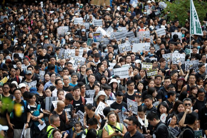 Учителя протестуют против законопроекта об экстрадиции во время митинга, организованного Гонконгским профсоюзом учителей в Гонконге 17 августа 2019 г. (Kim Hong-Ji / Reuters) | Epoch Times Россия