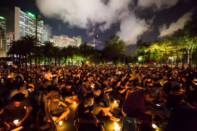 Люди на акции, посвящённой памяти о бойне на площади Тяньаньмэнь в 1989 году. Парк Виктория в Гонконге, 4 июня 2015 года. (Фото: 59247756 © Jess Yu | Dreamstime.com) | Epoch Times Россия