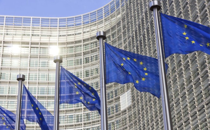 Флаги Евросоюза развеваются перед зданием Европейского парламента. Бельгия, Брюссель, 27 января 2015 года. (VanderWolf-Images/iStock) | Epoch Times Россия