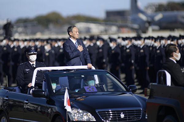 Премьер-министр Японии Ёсихидэ Суга проинспектировал японские силы воздушной самообороны на базе в префектуре Сайтама. 28 ноября 2020 года. (ДЭВИД МАРЕЙЛ / POOL / AFP через Getty Images) | Epoch Times Россия