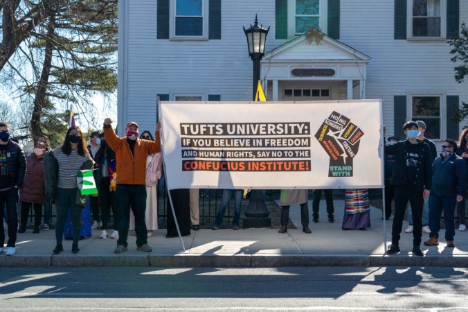 Правозащитная группа призывает Университет Тафтса закрыть свой Институт Конфуция в Сомервилле, штат Массачусетс, 13 марта 2021 года (учащийся Лю / The Epoch Times) | Epoch Times Россия