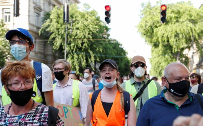 Демонстранты протестуют против запланированного строительства кампуса Китайского университета Фудань в Будапеште, Венгрия, 5 июня 2021 г. Bernadett Szabo / Reuters | Epoch Times Россия