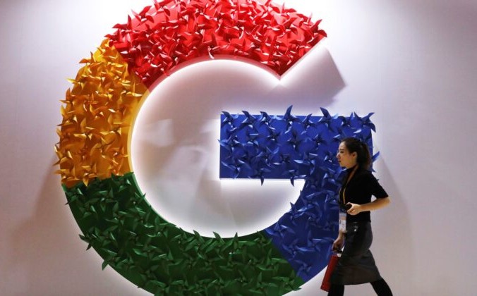 Женщина проходит мимо логотипа Google на China International Import Expo в Шанхае, Китай, 5 ноября 2018 г. Ng Han Guan / AP Photo | Epoch Times Россия