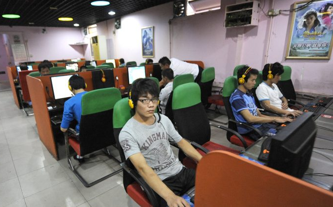 Молодой человек пользуется компьютером в интернет-баре в Пекине 8 сентября 2011 г. (Лю Цзинь / AFP / Getty Images) | Epoch Times Россия