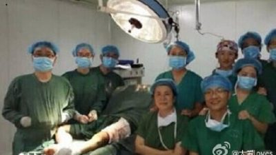 Китайские медики позировали для фото во время операции