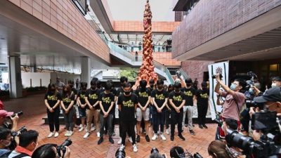 Студенты Гонконгского университета отметили годовщину кровавой бойни на площади Тяньаньмэнь у «Столпа позора»