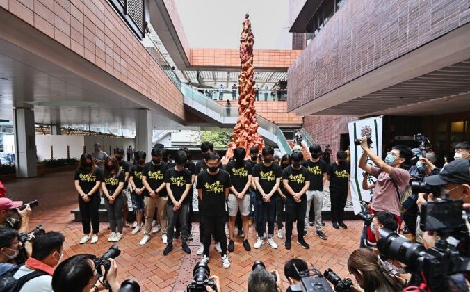 Члены Союза студентов Гонконгского университета проводят минуту молчания перед Столпом позора в Гонконге 4 июня 2021 г. Sung Pi-lung/The Epoch Times | Epoch Times Россия