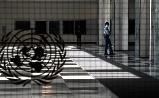 Офицер полиции ООН стоит у пустого входа в здание ООН в Нью-Йорке 22 сентября 2020 г. Timothy A. Clary/AFP via Getty Images | Epoch Times Россия