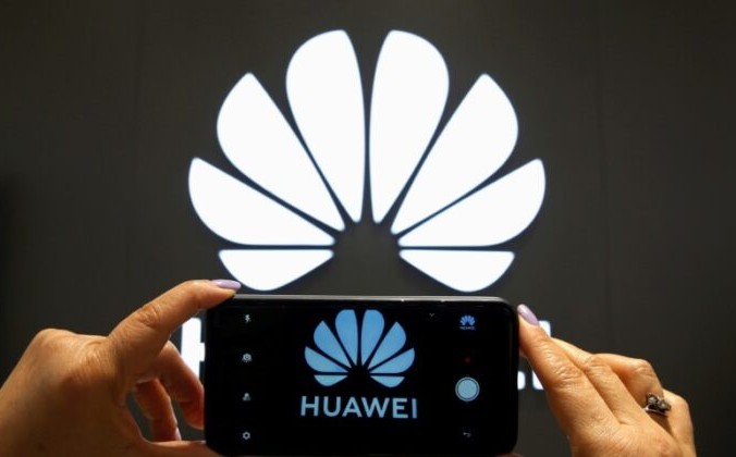 Логотип Huawei на экране мобильного телефона в магазине в Винья-дель-Мар, Чили, 18 июля 2019 г. Rodrigo Garrido / Reuters | Epoch Times Россия