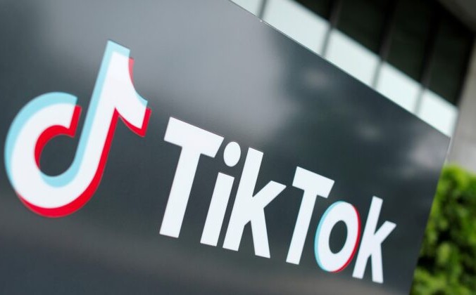 Логотип TikTok изображён возле головного офиса компании в США в Калвер-Сити, штат Калифорния, 15 сентября 2020 г. Фото:Майк Блейк / Reuters | Epoch Times Россия