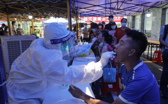 Мужчина прошёл тест на нуклеиновую кислоту на COVID-19 в Гуанчжоу провинции Гуандун на юге Китая, 30 мая 20210 г. STR / AFP через Getty Images | Epoch Times Россия