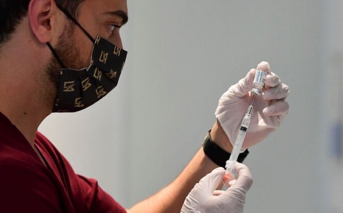 Студент фармацевтического факультета готовит вакцину Johnson & Johnson против COVID-19 в Лос-Анджелесе, Калифорния, 7 мая 2021 г. Frederic J. Brown/AFP via Getty Images | Epoch Times Россия